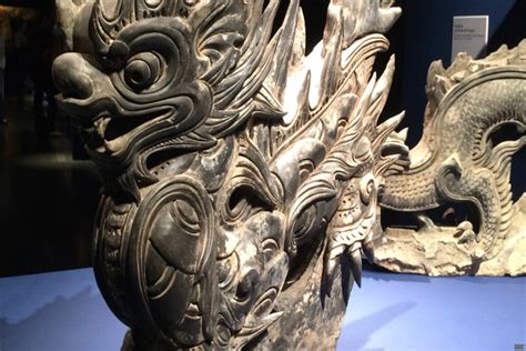 《Ancient Vietnamese Sculpture》: Unveiling Timeless Beauty and Cultural Significance Through Exquisite Craftsmanship