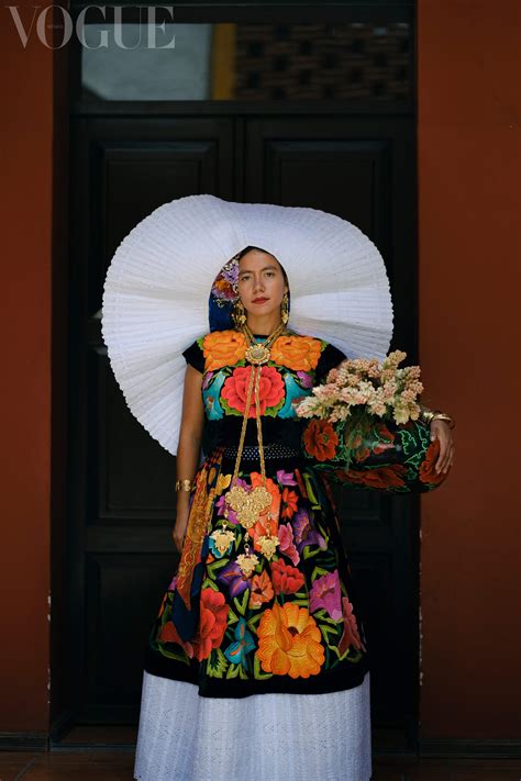  「Oaxacan Dress」：刺繡的魔法與文化的交融